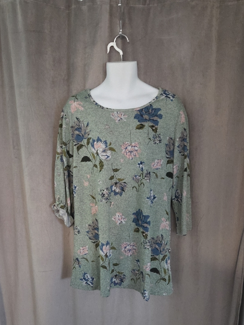 NWR 2X PAPA Vancouver Sage Green Floral Long Sleeve Scoop Neck Top